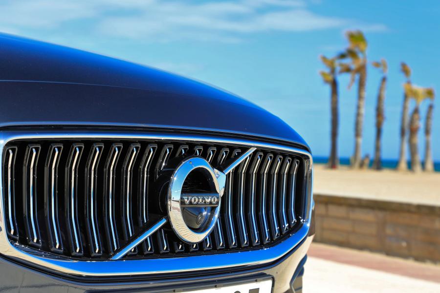 Логотип Volvo V60 D4 Inscription 2018 года  (WW) (фото 33 из 40)